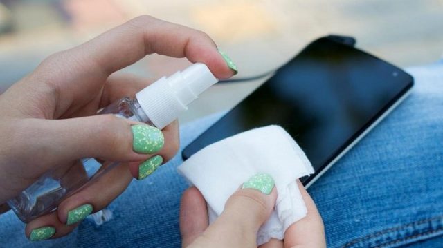 Эксперты ответили, можно ли протирать экран телефона и ноутбука антисептиком
