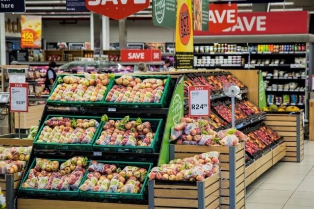 »Снимайте, а то будет плохо», – в супермаркете Киева произошел инцидент из-за футболки с гербом России