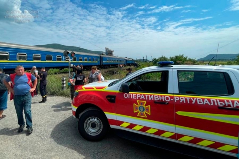 ​На Закарпатье поезд с 200 пассажирами снес грузовик "Вольво" на переезде – много раненых