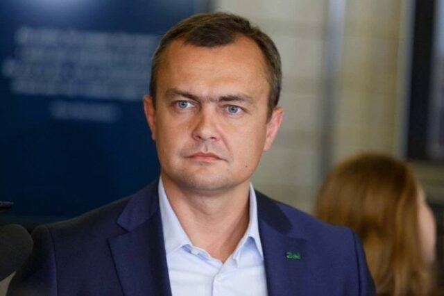 Сын «слуги народа» Аристова позировал топлес на фоне Кремля – в Сети призывают отправить его в зону ООС