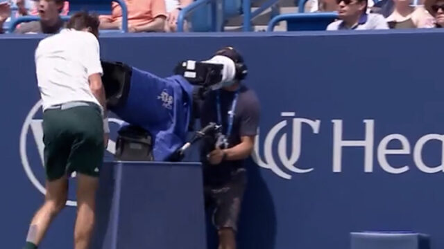 «Я вас засужу». Медведев травмировался, столкнувшись с телекамерой