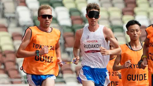 Российский паралимпиец был дисквалифицирован из-за падения сопровождающего