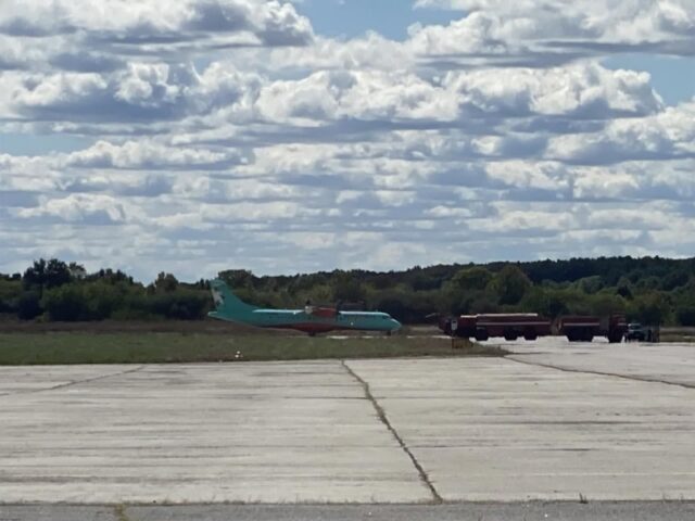 Самолет с Левочкиным и другими депутатами «ОПЗЖ» заблокировали в Полтаве: что произошло