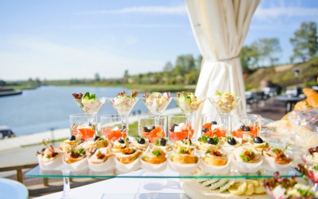 Организация фуршетов: кому доверить