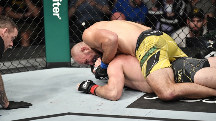 Тейшейра "задушил" Блаховича в главном бою турнира UFC 267