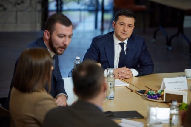 «Аж из штанов выбрасывается», — Зеленский высказался о Гордоне и втором сроке