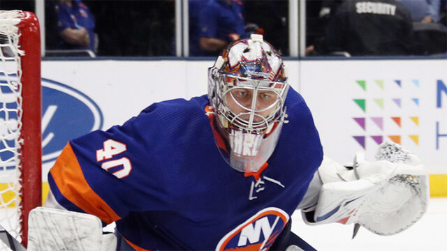 «Айлендерс» обыграл «Бостон», Варламов отбил сорок бросков