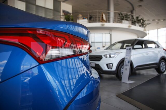 Автопром в 2021 году: дилеры «слетели с катушек», кризис микрочипов