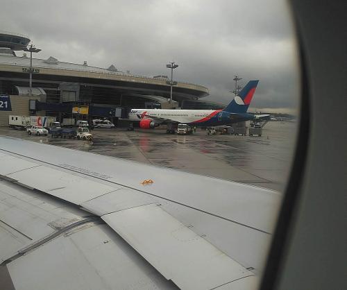 Под Новый год из-за снегопада в московских аэропортах отменили свыше 180 рейсов