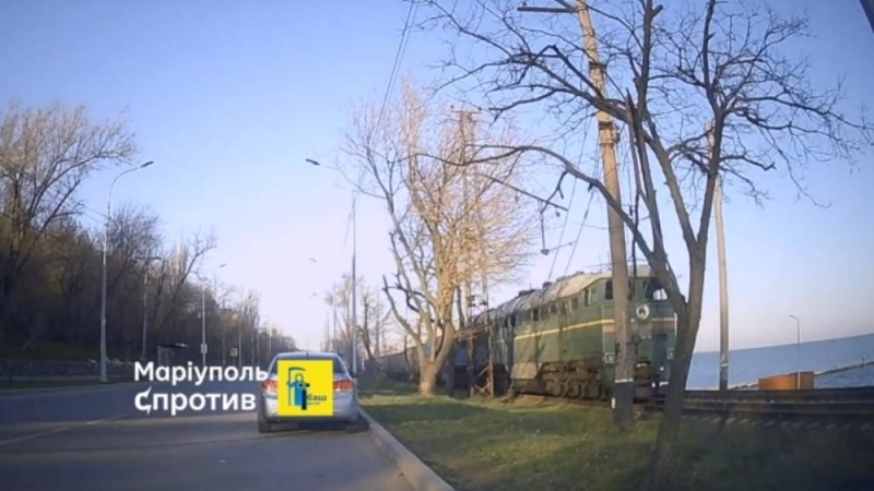 "Плохой звоночек в Мариуполе", - Андрющенко показал первый запуск поезда оккупантами