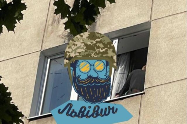 ЧП во Львове: 20-летний парень угрожает взорвать квартиру, место оцеплено