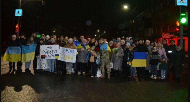 «Я вас люблю, вы самые лучшие!» – «азовца» Артура Ниверчука грандиозно встретили в Украине после 884 дней в российском плену