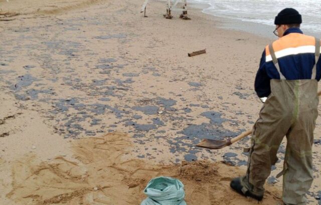 Мазут с затонувших танкеров РФ начал заливать пляжи Севастополя — оккупанты бьют тревогу