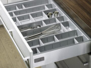 Ящики с выдвижным механизмом: удобство и эстетика в интерьере.