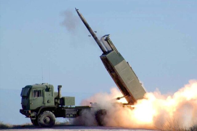 Под Макеевкой HIMARS «размотал» колонну ВС РФ: первые кадры с места удара