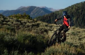 Велосипеды чёрного цвета: элегантность и стиль на двух колёсах.