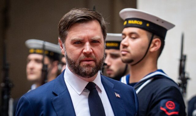 Вэнс дал обещание Зеленскому и Европе накануне саммита Трампа и Путина – NBC News