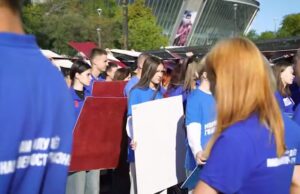 В Донецке оккупанты устроили на фоне заброшенной «Донбасс Арены» массовое поклонение Путину и Ким Чен Ыну