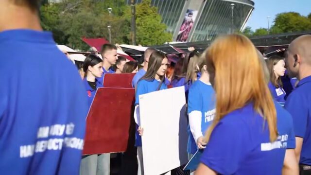 В Донецке оккупанты устроили на фоне заброшенной «Донбасс Арены» массовое поклонение Путину и Ким Чен Ыну