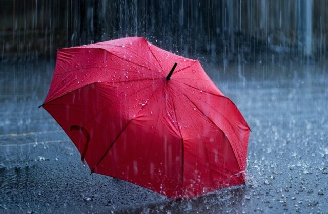 Завтра Украину зальют дожди: в каких областях сильные ливни уже с утра