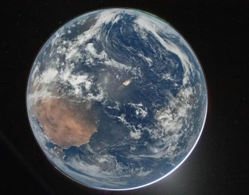 Экипаж Artemis II достиг середины пути к Луне и прислал снимки Земли